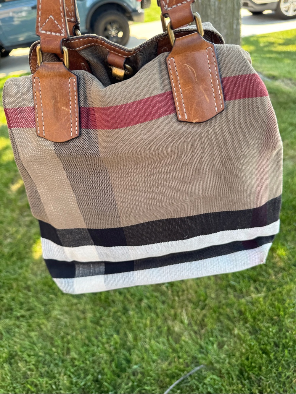 Burberry Crossbody bag w/Flaws - Picture 4 of 9